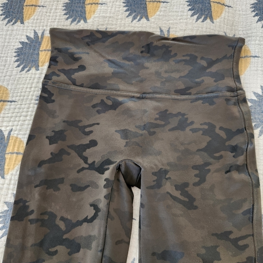 Spanx Faux Leather Look Green Camo High Waist Legging Womens Size Medium - Picture 3 of 8